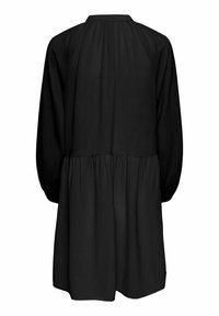 Robe noire à manches longues avec des coutures froncées à la taille et sur le haut du dos, avec une coupe ample et un col rond simple.