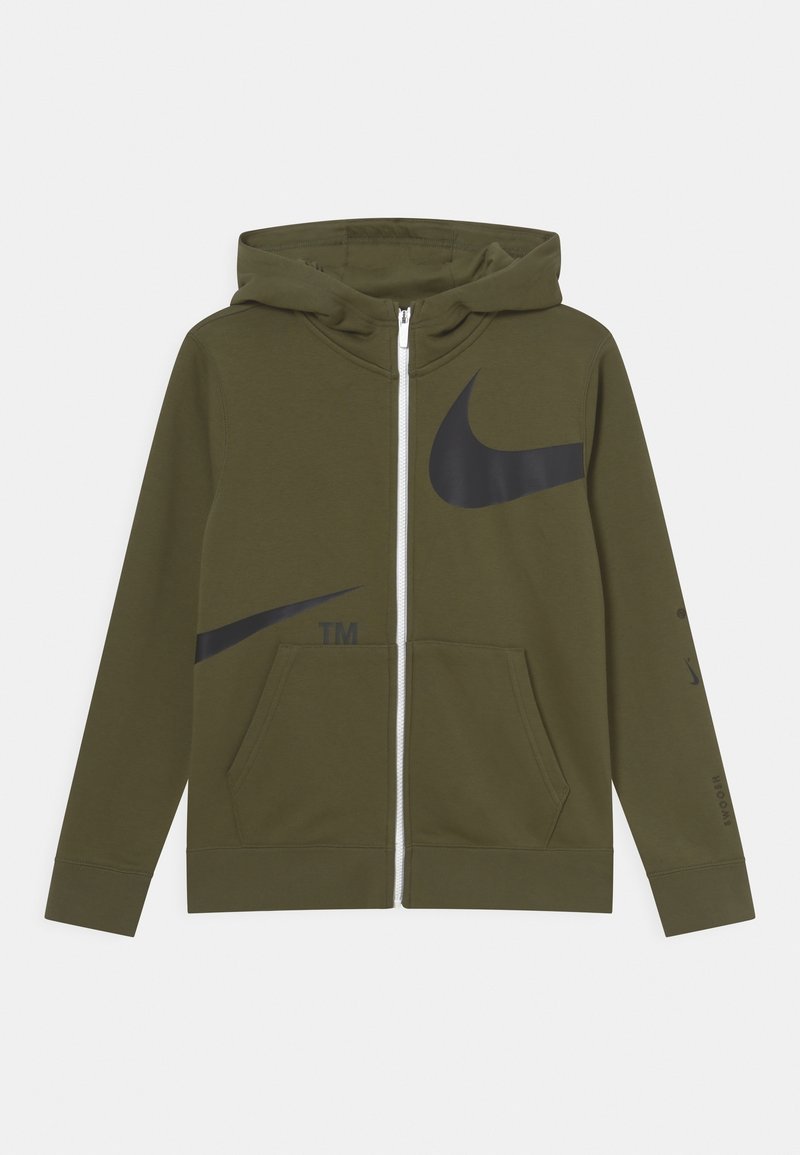 Olivově zelená mikina Nike na zip s velkým černým logem, dvěma předními kapsami, nastavitelnou kapucí a žebrovanými manžetami a lemem.