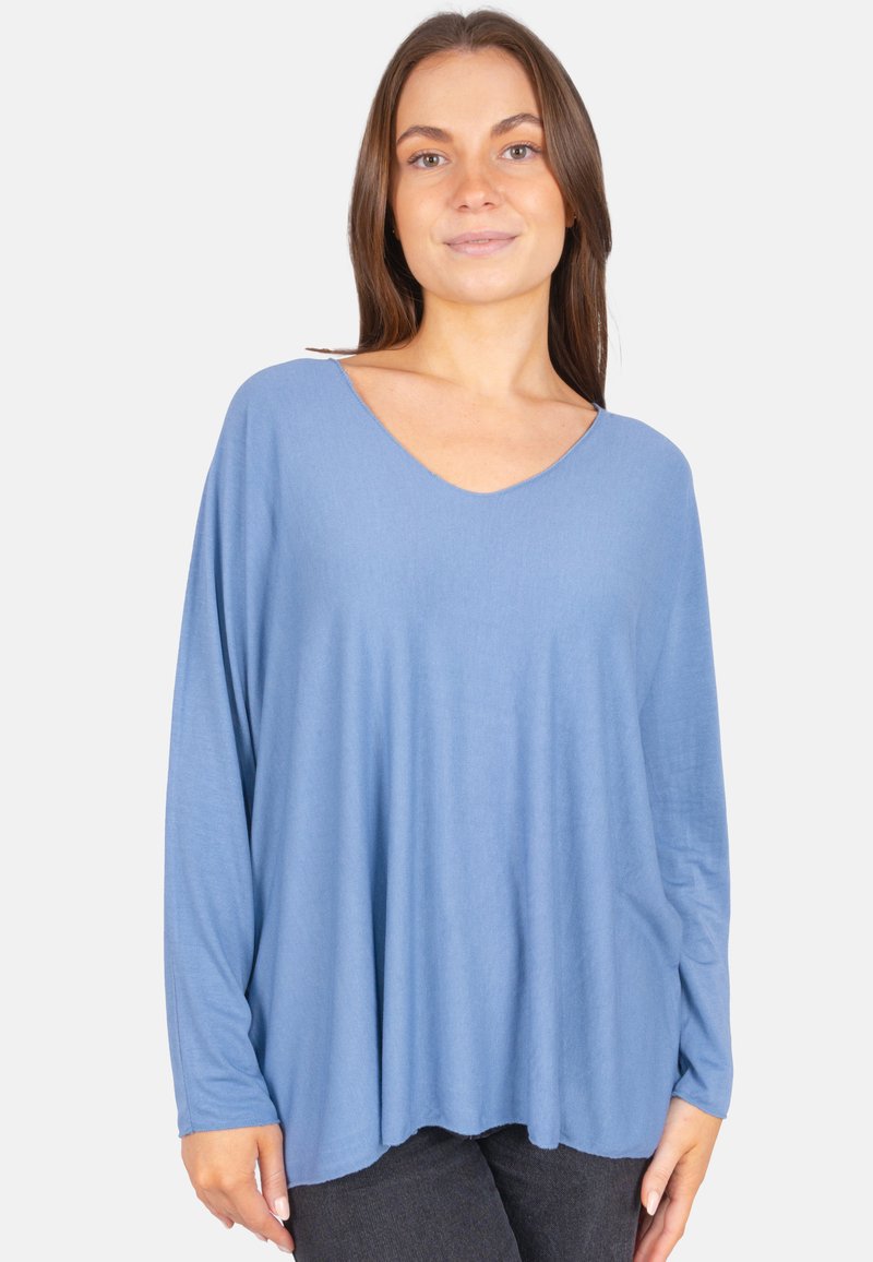 Hellblaues Langarmoberteil mit tiefem V-Ausschnitt, lockerer Passform und weicher Textur, ergänzt durch einen abgerundeten Saum und ein minimalistisches Design.