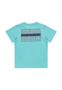 Camiseta de algodón turquesa con mangas cortas. La parte posterior presenta "QUIKSILVER" en grandes letras beige y un diseño de olas con un patrón azul.