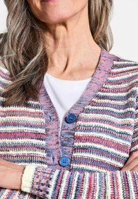 Gehaakte cardigan met meerkleurige strepen in roze, blauw en wit. Voorzien van blauwe knopen, geribde manchetten en een ronde halslijn.