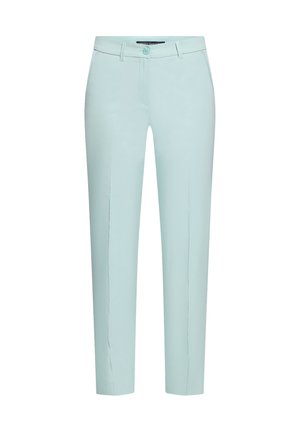 Hellblaue, maßgeschneiderte Hose mit Gürtelschlaufen, Knopf- und Reißverschluss vorne und scharfer Bügelfalte vorne an jedem Bein.