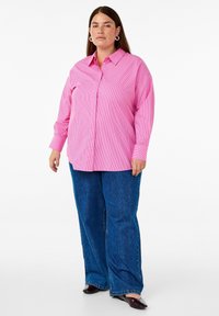 Zizzi LOCKERES LANGÄRMLIGES MIT STREIFEN - Skjortebluser - b pink salsa stripe