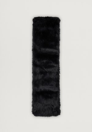 Écharpe en fausse fourrure noire, de forme rectangulaire allongée, texture douce, avec un léger motif rayé et un petit logo sur une extrémité.