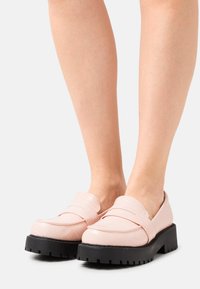 Monki Sapatos sem atacadores - pink