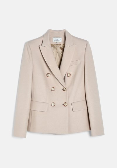 Blazer beige croisé à six boutons, revers crantés, deux poches à rabat et une poche poitrine, présenté sur fond blanc.