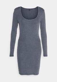 Långärmad, figurnära klänning i mörkgrått med ribbad textur. Har en bred rundad halsringning och smala manschetter vid ärmänden.