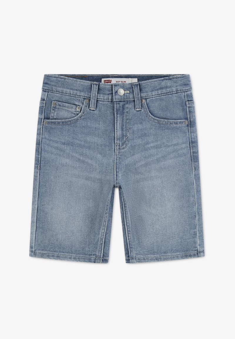 Shorts en jean bleu clair avec une coupe droite, un design à cinq poches, une fermeture par bouton métallique et des détails de couture visibles.
