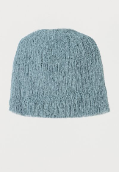 Ανοιχτό γαλάζιο σκουφάκι πλεκτό με μακριές μαλακές ίνες, εμφανίζεται σε λευκό φόντο.