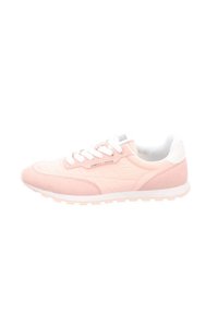 Scarpa sportiva rosa chiaro con texture in rete e sul suede, dettagli bianchi e punta rotonda. Presenta un design con lacci e una suola testurizzata.
