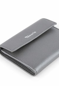 Portefeuille en cuir gris texturé avec une fermeture à rabat, présentant des bords cousus et un logo Tamaris blanc sur le devant. Design compact.