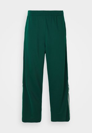 Pantaloni verzi, ușori, cu talie elastică și croială lejeră. Prezintă buzunare laterale și detalii cu dungi albe pe laturi.