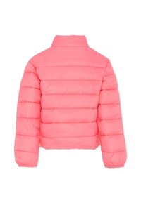 Różowa kurtka puchowa o skróconym kroju, z poziomo pikowanymi sekcjami, wysokim kołnierzem i elastycznymi mankietami. Gładka tekstura.
