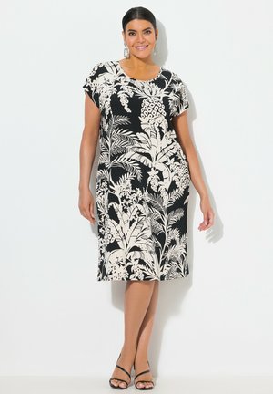 Vestido floral en blanco y negro con mangas cortas, corte suelto, hasta la rodilla, con patrones de plantas tropicales y escote redondo.