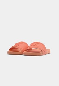Koral fottøy sandaler med en myk, matt tekstur, brede stropper med en hevet logo, og en flat, formet såle.