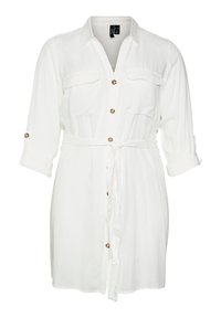 Vestido blanco hecho de una tela ligera con un cierre de botones en la parte delantera, dos bolsillos en el pecho, mangas enrolladas y un detalle de lazo en la cintura.