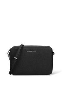 Zwarte crossbodytas met een gladde textuur, ritssluiting en zilverkleurige kettingriem. Voorzien van het "Michael Kors" logo aan de voorkant.
