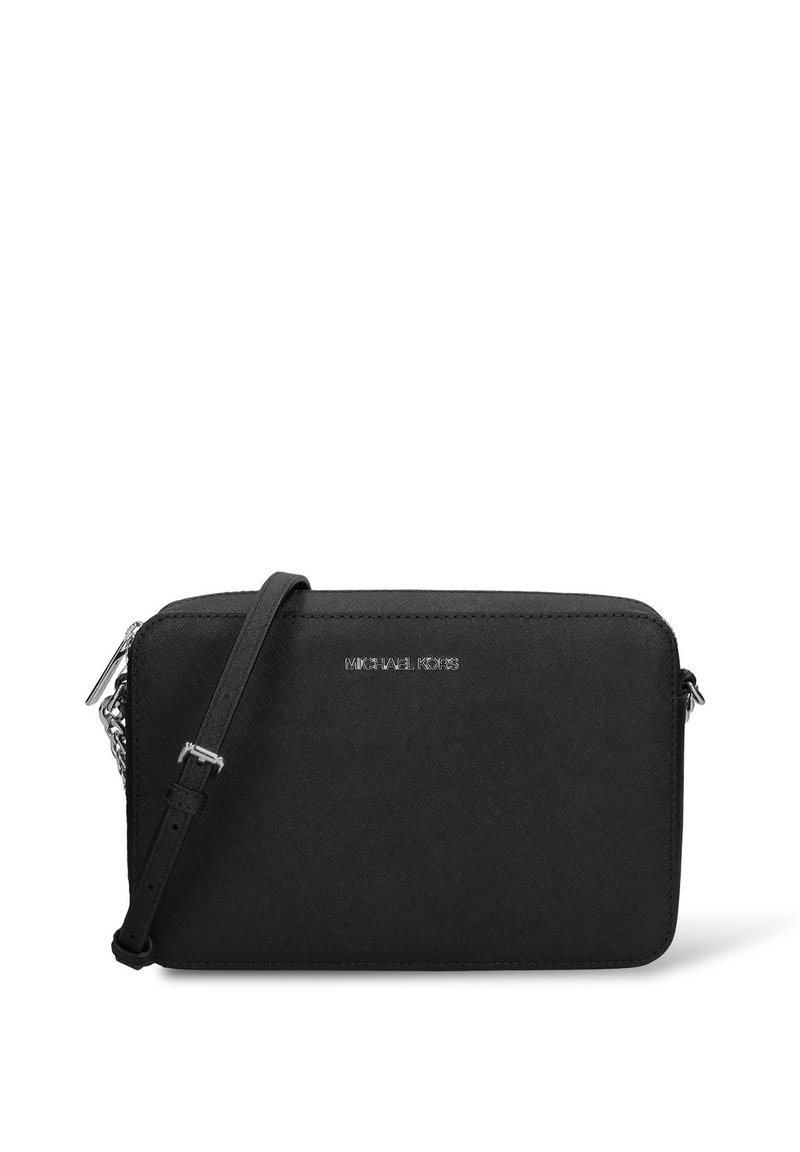 Zwarte crossbodytas met een gladde textuur, ritssluiting en zilverkleurige kettingriem. Voorzien van het "Michael Kors" logo aan de voorkant.