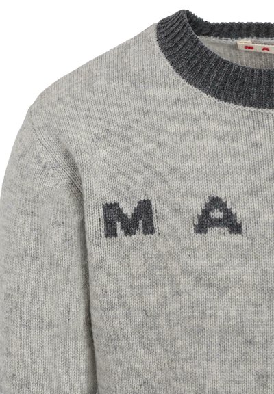 Maglione lavorato a maglia grigio chiaro con colletto a coste grigio scuro. Presenta le lettere nere "M" e "A" sul davanti. Texture morbida, design casual.