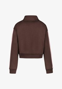 Bruine cropped sweatshirt met een hoge kraag, voorzien van roze zijstrepen en ribgebreide boorden en zoom. Zachte stofstructuur.