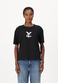 Zwarte katoenen t-shirt met een ronde hals, korte mouwen en een wit grafisch logo in het midden. Draag het met blauwe spijkerbroeken.