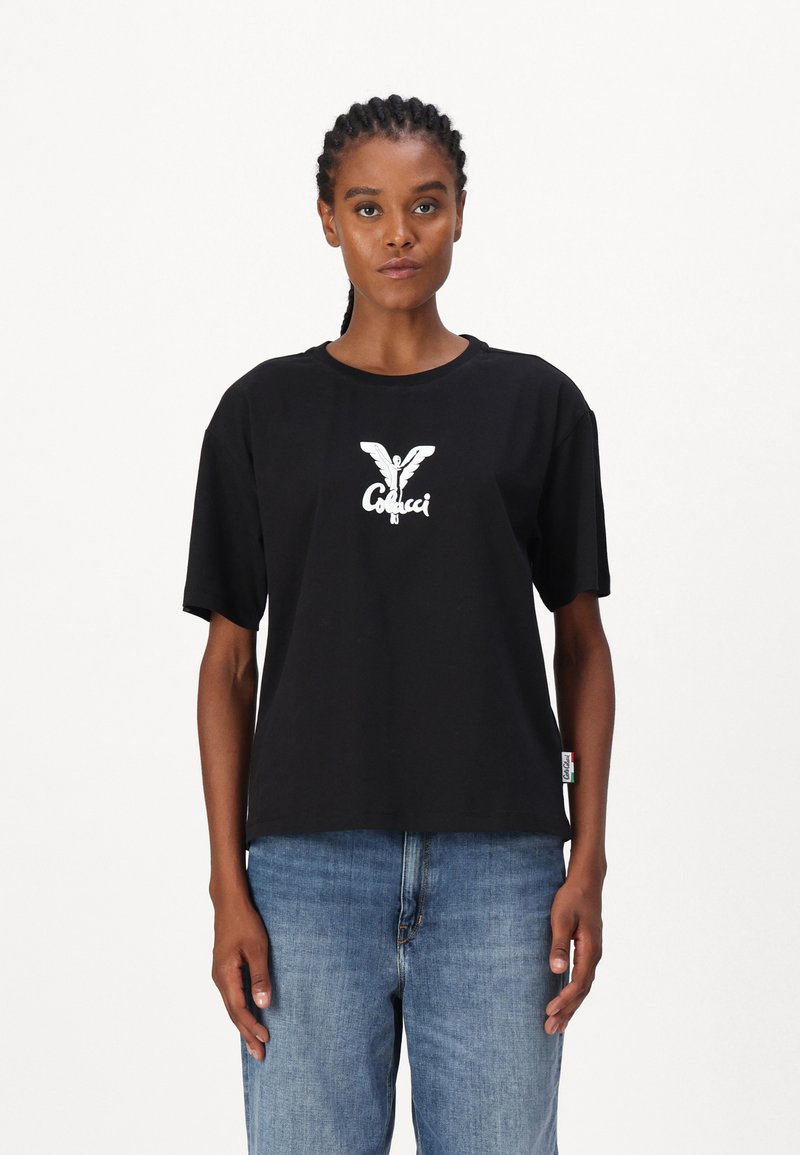 Zwarte katoenen t-shirt met een ronde hals, korte mouwen en een wit grafisch logo in het midden. Draag het met blauwe spijkerbroeken.