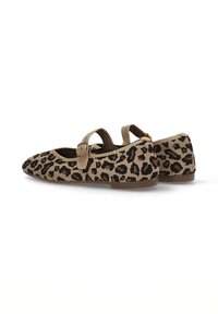 Bailarinas de estampado de leopardo en color marrón con manchas negras. Presentan una puntera redondeada y una correa ajustable. Tejido suave con suela plana.