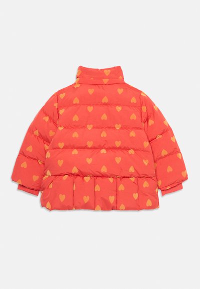 Rote Pufferjacke mit gelbem Herzmuster, hohem Kragen und gerafftem Saum, von hinten auf einem weißen Hintergrund gezeigt.