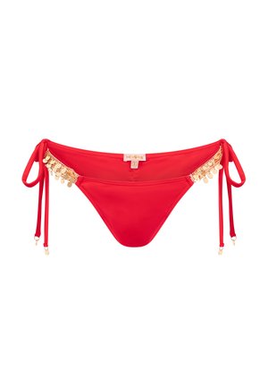 Parte inferior de bikini roja con una textura suave, con acentos de monedas doradas en un lado y lazos ajustables en las caderas para un ajuste personalizable.