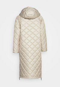 Quiltet, hættefrakke i lyse beige med en blank finish. Har diamantmønster og elastiske manchetter. Længden rækker til midt på kalven.