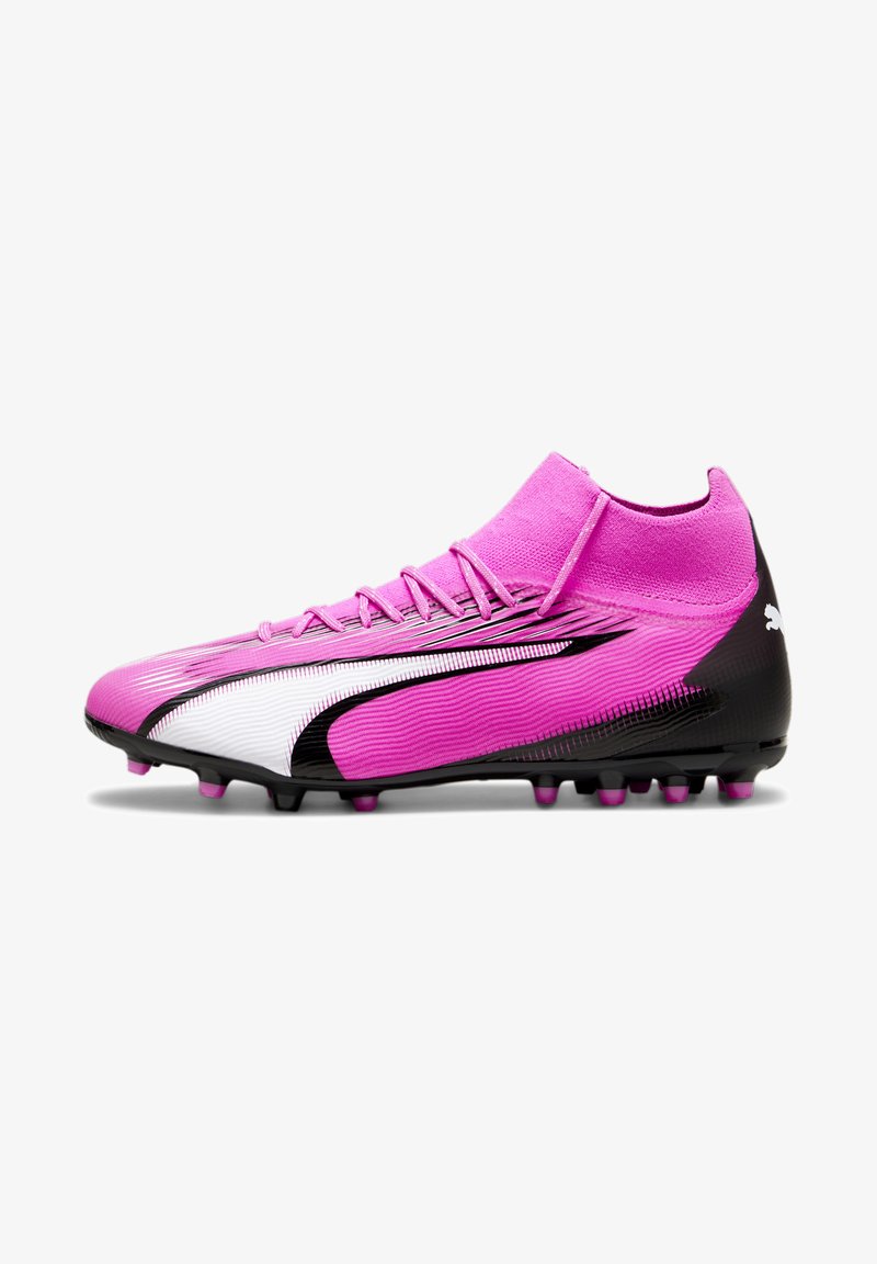 Voetbalschoenen in levendig pink en zwart, met een sokachtige kraag, een gestructureerde bovenkant en gemolde nopjes voor grip.