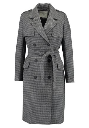 Manteau croisé à motif pied-de-poule gris et noir avec ceinture, revers crantés, pattes d’épaule boutonnées et poches avant à rabat.