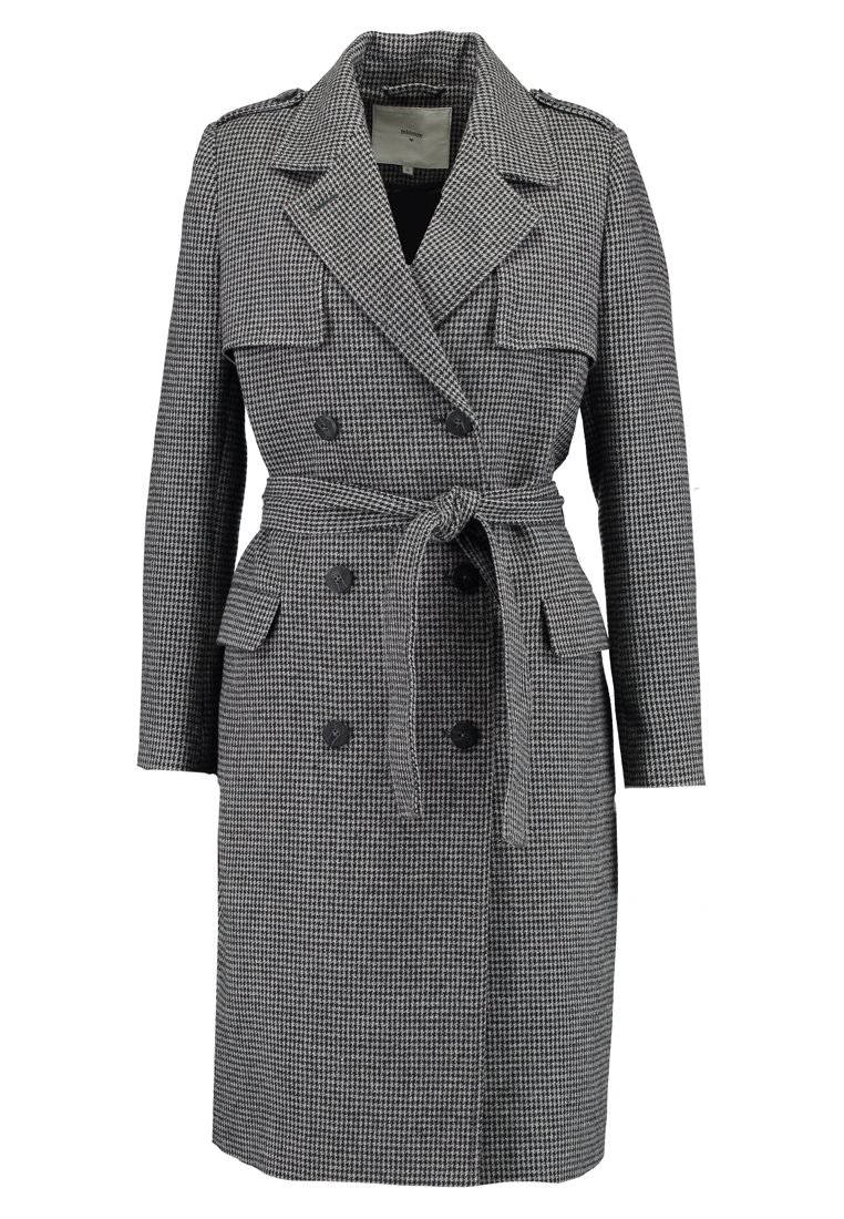 Manteau croisé à motif pied-de-poule gris et noir avec ceinture, revers crantés, pattes d’épaule boutonnées et poches avant à rabat.