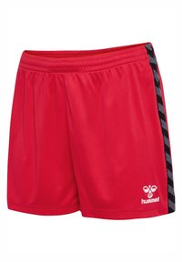 Rode sportieve shorts van gladde stof, met een zwarte zijstreep met een patroon en een wit logo dat dicht bij de zoom is gedrukt.