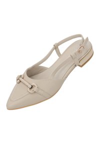 Chaussure à talon ouvert en cuir beige avec un bout pointu, une sangle ajustable, des accents en métal et un petit talon.