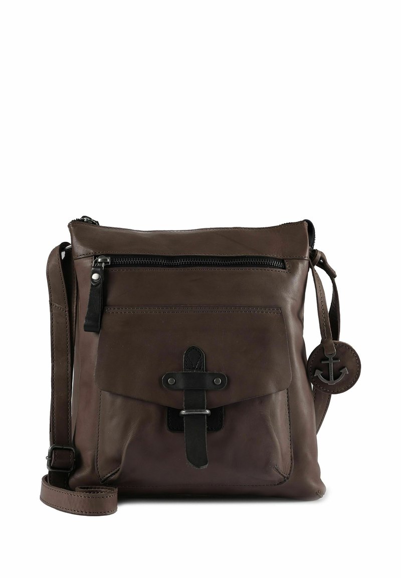 Braune Leder-Umhängetasche mit einer vorderen Tasche, die mit einem schwarzen Riemen verschlossen wird, und einem seitlichen Anhänger mit einem Ankersymbol. Reißverschluss oben.