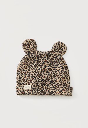 Babymütze med leopardprint og to runde stofører, beige baggrund, lille MarMar mærke på frontkanten.
