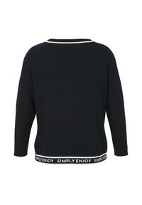 Marineblauer Pullover mit langen Ärmeln und weißen Akzenten am Kragen und Saum, mit dem wiederholten Text "EINFACH GENIEßEN" am unteren Bündchen.