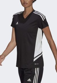 Černé sportovní tričko s výstřihem do V, bílé logo Adidas, tři bílé pruhy na rukávech, texturovaný bílý boční panel, tkanina odvádějící vlhkost.