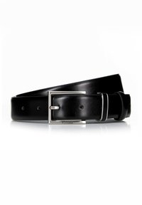 Ceinture en cuir noir avec une boucle en métal argenté, texture lisse, et cinq trous pour ajustement, avec une marque visible sur la sangle.