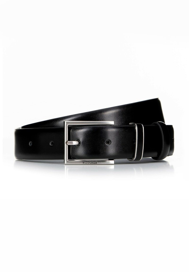 Ceinture en cuir noir avec une boucle en métal argenté, texture lisse, et cinq trous pour ajustement, avec une marque visible sur la sangle.
