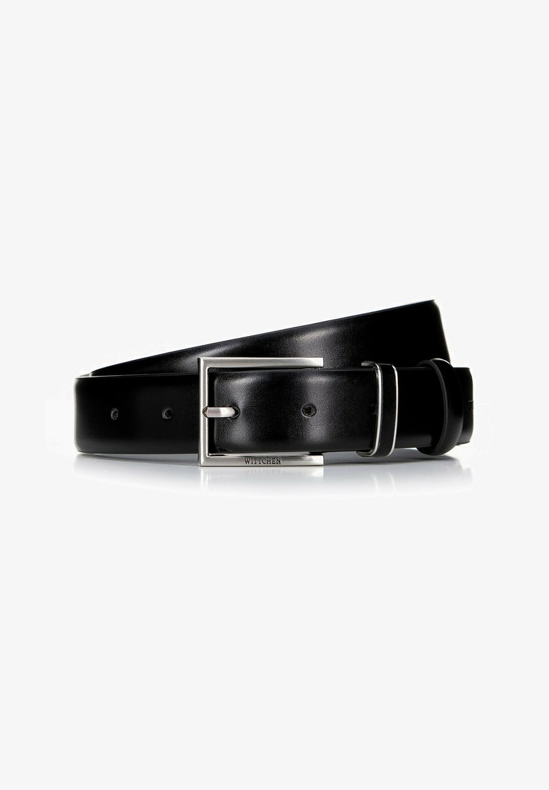 Ceinture en cuir noir avec une boucle en métal argenté, texture lisse, et cinq trous pour ajustement, avec une marque visible sur la sangle.