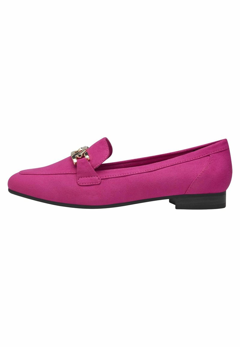 Ballerines fuchsia avec une texture en daim lisse, ornées d'un accent en métal doré sur un rabat avant et d'un petit talon noir.