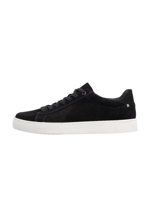 Schwarzer Wildleder-Sneaker in Niedrigschnitt mit schwarzen Schnürsenkeln und weißer Gummisohle, seitlich auf weißem Hintergrund betrachtet.
