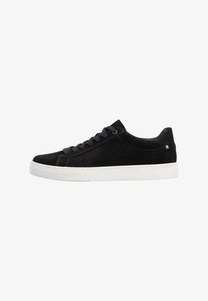 Schwarzer Wildleder-Sneaker in Niedrigschnitt mit schwarzen Schnürsenkeln und weißer Gummisohle, seitlich auf weißem Hintergrund betrachtet.
