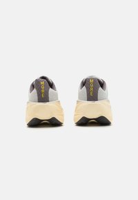 New Balance FRESH FOAM X MORE V4 - Bėgimo batai plentui - grey