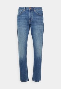 Jean en denim bleu coupe droite avec poches avant, passants pour ceinture et fermeture par bouton, présenté sur fond blanc.
