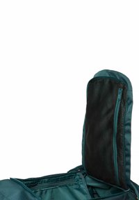 Sac à dos bleu sarcelle avec une ouverture supérieure zippée, doté d'une poche en mesh sur un côté. Tissu lisse et texturé avec des compartiments intérieurs fonctionnels.