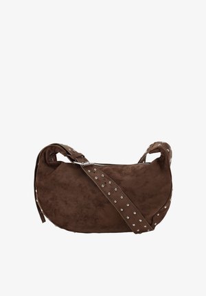 Bolso de ante marrón con forma curva, detalles de tachuelas en la correa y cierre de cremallera. Presenta una textura suave y un asa única.