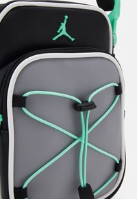 Jordan AJ FESTIVAL BAG  - Torba čez telo - black/ghost green